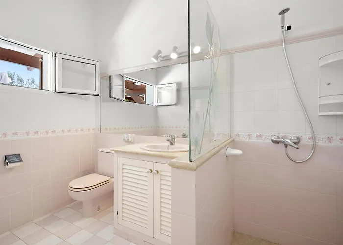 וילה Biniakachum