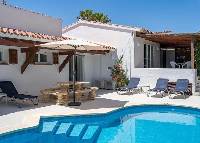 וילה Biniakachum